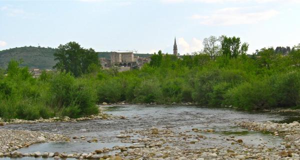 ville de Joyeuse - l'église et le château ville de Joyeuse - l'église et le château